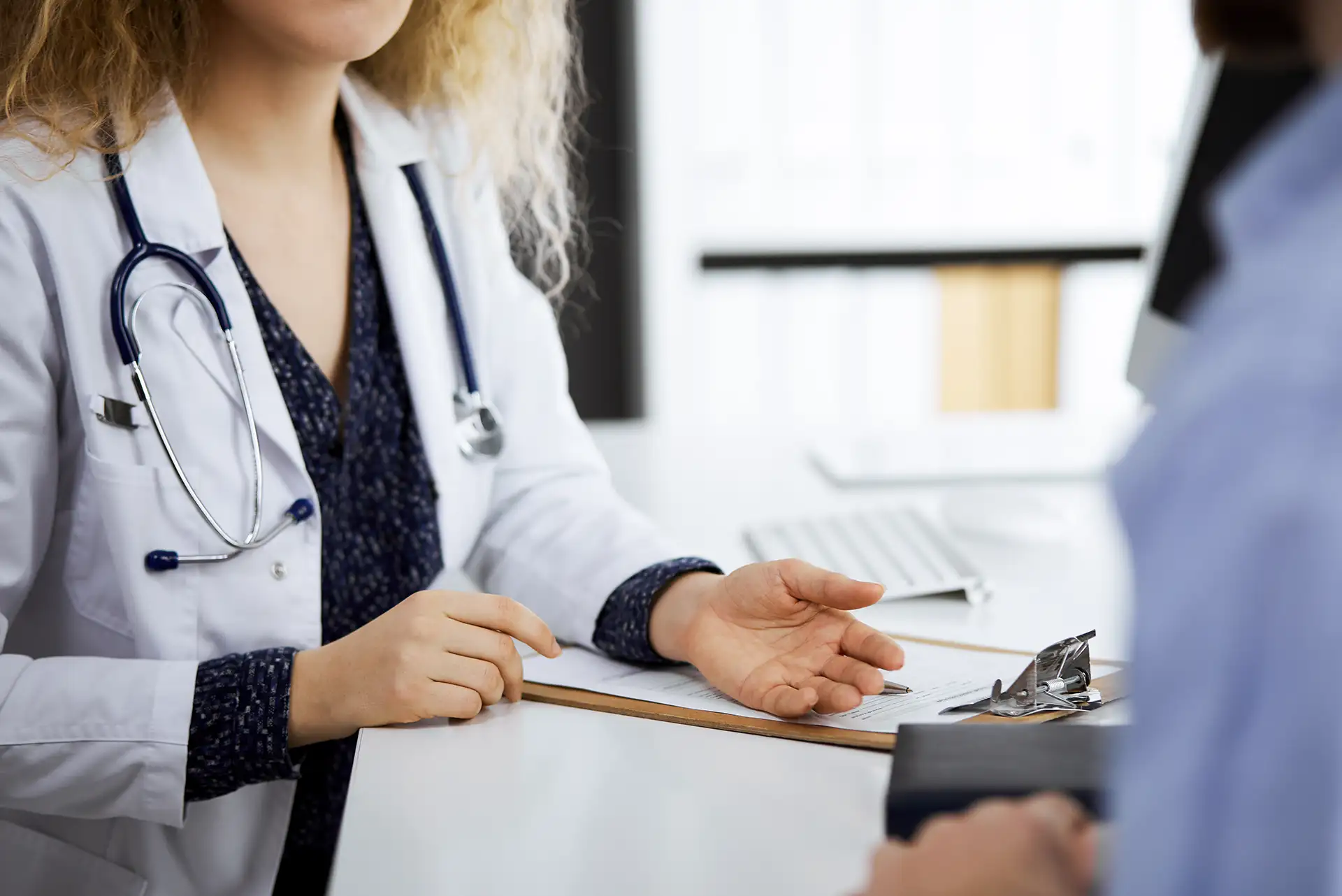 Visita di medicina del lavoro dottoressa con paziente in ambulatorio